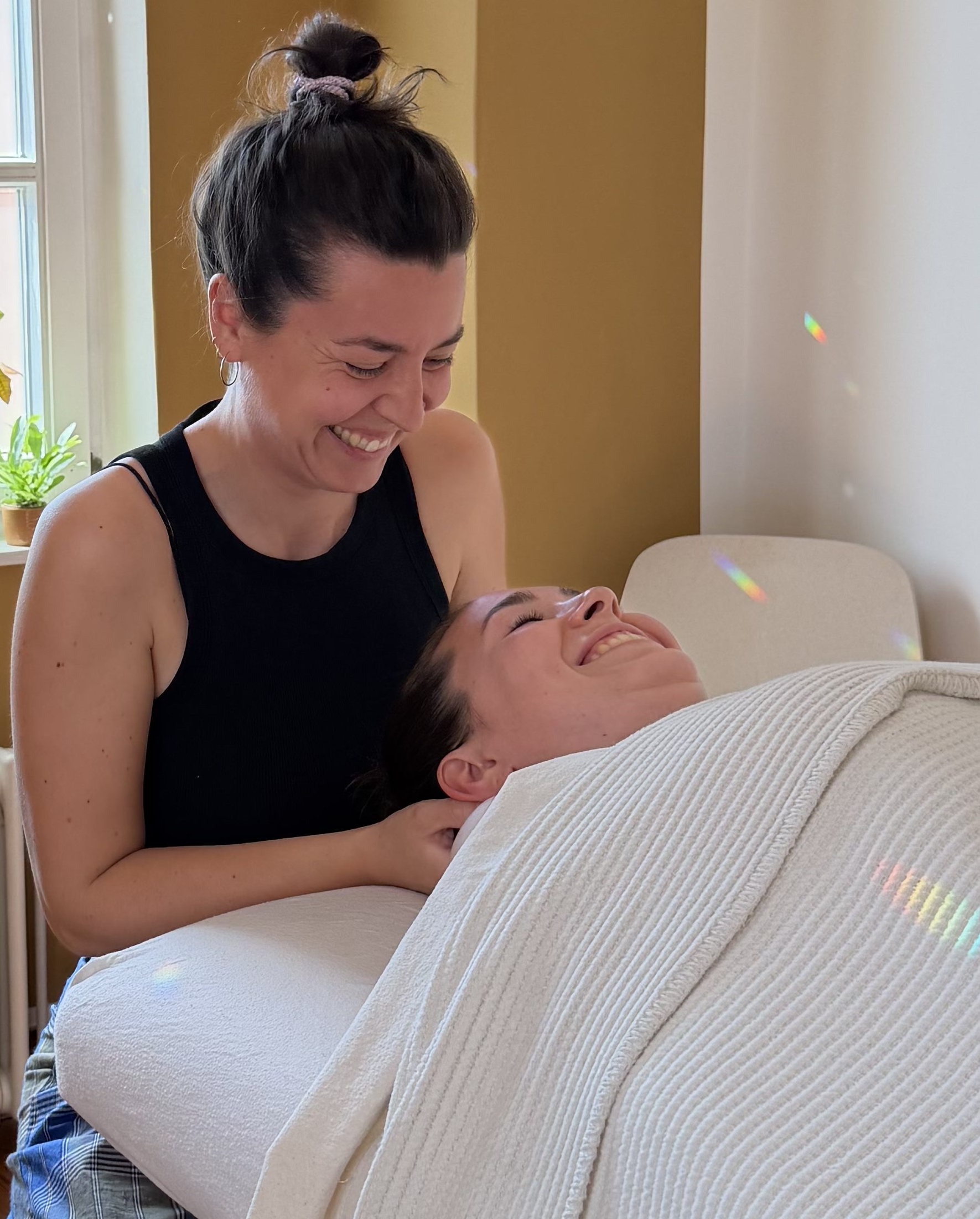 Lea lachend bei der Massage
